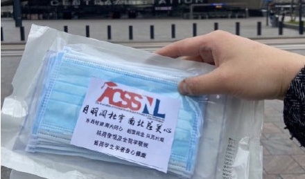 留学生自豪收到中国使馆健康包 手写诗 口罩 消毒液 细节走心了